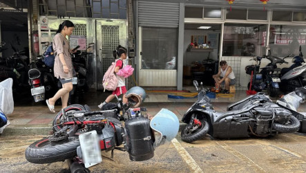 北市降豪雨　內湖多處積淹水、土石流波及1汽車