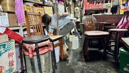 彰化停電逾1.6萬戶　部分地區積淹水店家忙清理