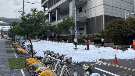 高鐵南港站機房泡沫溢流路面  北市消協助清理