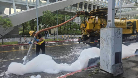 高鐵南港站泡沫溢流路面　北市環保局開罰6000元