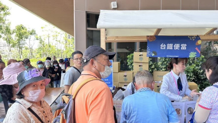 台鐵鳳山便當體驗店開幕　首日排隊人龍數百公尺