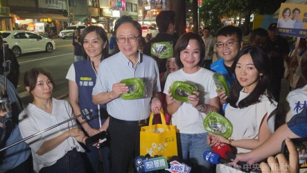 與張善政赴夜市掃街  柯志恩：7月中旬後展開廟口開講