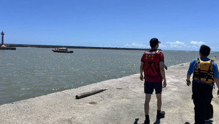 台南青山漁港漁筏翻覆　1男子落海失蹤