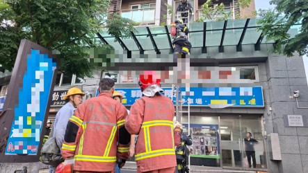 三重大樓火警　2人一度受困屋簷順利獲救