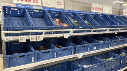 颱風巴威逼近  上海民眾搶購生鮮蔬菜貨架見底