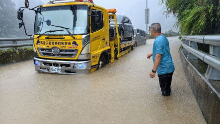 苗縣泰安苗62線淹慘　車輛拋錨、泡湯客暫避飯店