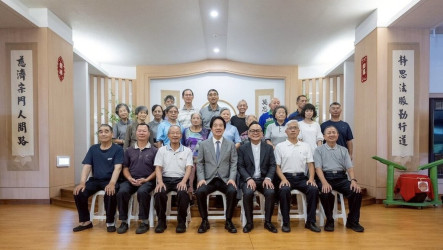 賴總統參訪基隆極樂寺、靜思堂　童子瑋陪同祈福