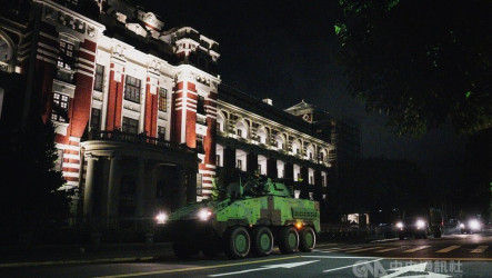 聯合防禦操演　憲兵雲豹甲車深夜演練中樞安全防護
