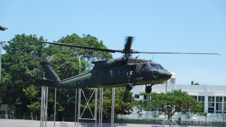 陸軍阿帕契、黑鷹直升機降落中央大學　吸引學生圍觀