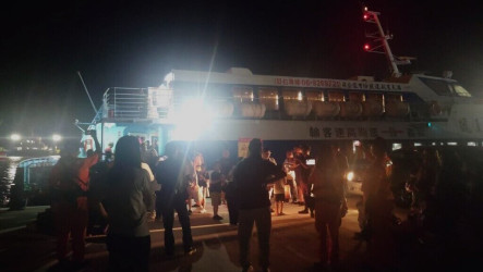 滿天星客輪擱淺嘉義布袋外海　百名旅客平安脫困
