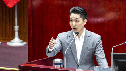 蔣萬安赴議會施政報告　提索資議題與簡舒培互嗆