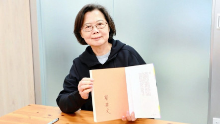支持紙風車「椅子會」　蔡英文簽名書助公益抽獎