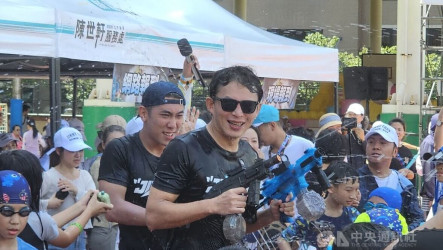 新莊水樂園親子同樂　黃國昌陳世軒遭水槍樂趣圍攻