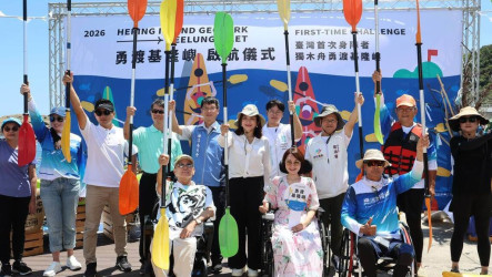 玻璃娃娃變身獨木舟勇士　與25身障者划向基隆嶼