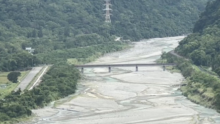 萬里溪堰塞湖水位計續升高  估晴天溢流限於河道內