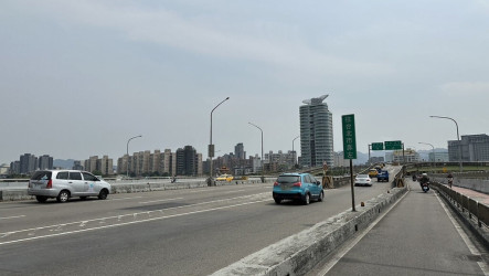 秀朗橋伸縮縫高低差　往新店方向封2車道搶修