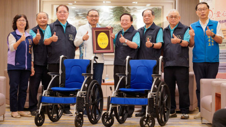 新北板橋埔墘福德宮捐255台輪椅　侯友宜贈感謝狀