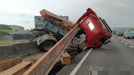 國1南下彰化段5車追撞孕婦送醫　現場排除中