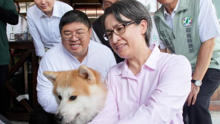 林鐵鹿麻產站長「波吉」吸睛  蕭副總統慕名擼狗