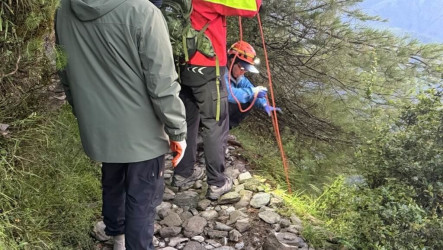 日籍遊客登玉山失足墜崖  警消及時救援送醫