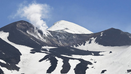 北海道火山十勝岳22年來首噴發  維持警戒2級管制