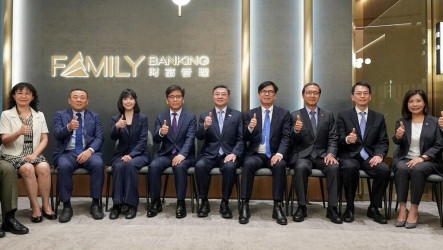 卓榮泰訪中信銀亞灣分行　肯定推動國際競爭力