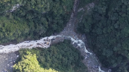 萬里溪堰塞湖穩定溢流 壩頂崩塌土石滑動堆積河床
