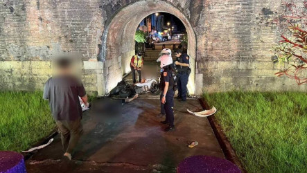 少年騎微電車撞入恆春南門　古蹟受損情形待查