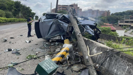 苗縣台1線轎車撞斷電桿翻覆　7旬女駕駛重傷