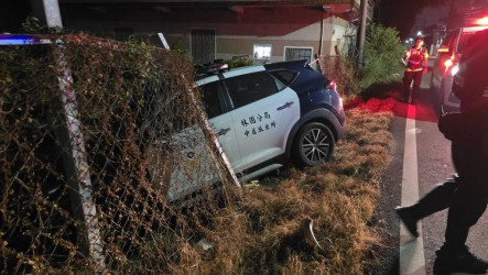 高雄警車返派出所途中自撞圍籬　1員警受傷車輕損