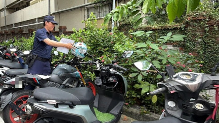 機車安全帽隨意掛　中市警防竊主動代保管已逾35頂