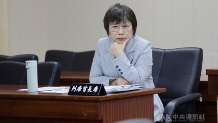 撤銷徐春鶯定居資格？劉世芳：公文簽辦中