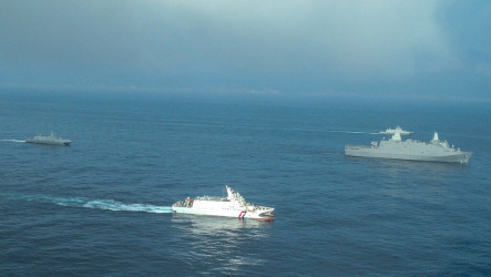 海軍、海巡首度實兵演練　玉山軍艦靠港戰略物資接轉