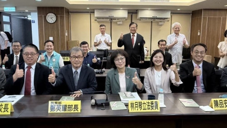 鄭英耀訪苗栗校園　優先支持智慧產業人才培育