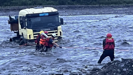 執行蘭陽溪疏濬遇溪水暴漲　聯結車司機獲救