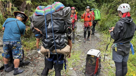 登山隊攀馬博橫斷遇溪水暴漲釀1死　花蓮警消救援出動4車26人