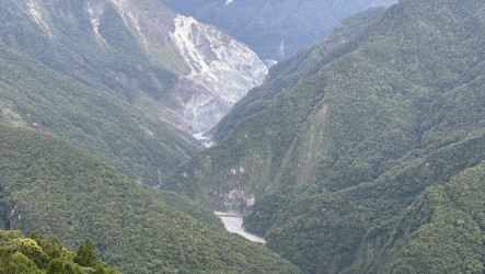 萬里溪堰塞湖持續穩定溢流  馬太鞍溪原堰塞湖區已無蓄水