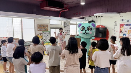 企業送暖中區兒童之家  捐童書陪伴安置兒度暑假