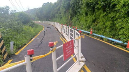 高雄柴山大路下邊坡滑動路面損壞　施工封閉