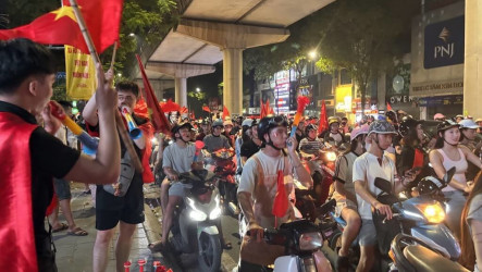 東協盃足球越南二連霸  隊史四冠全民夜衝狂歡喊「無敵」