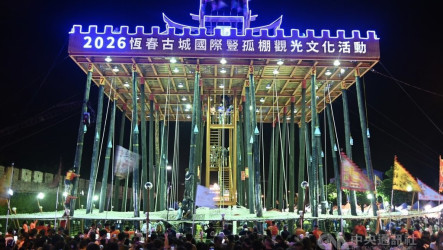 恆春豎孤棚17隊搶順風旗　頭城搶孤隊率先攻頂