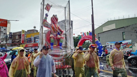 民雄紙糊大士爺裹塑膠布遶境  千人冒雨與神同行踩街祈福