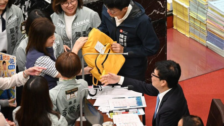陳其邁最後市政質詢　藍送背包、綠送應援手燈