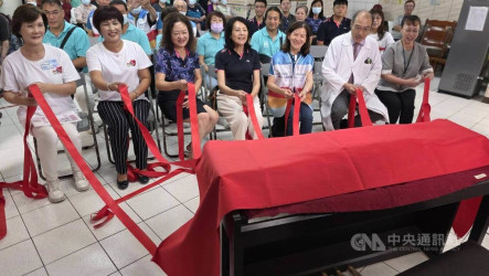 扶輪公益網媒合澎湖惠民醫院獲贈電子鋼琴  成院民心靈伴侶