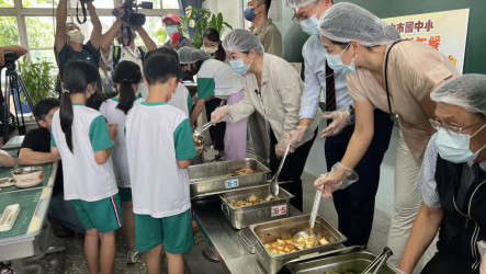 國中小開學　盧秀燕視察免費營養午餐