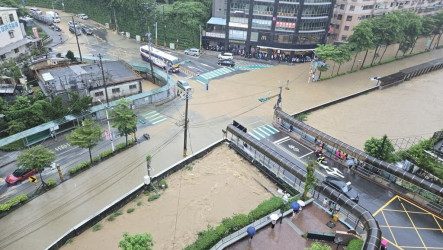 雨襲大武崙溪溢流基金一路淹水 謝國樑勘災擬建滯洪園區