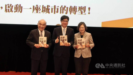 蔡英文：陳其邁讓高雄成長有感　賴瑞隆接棒讓成長更棒