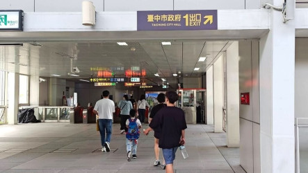 中捷優化市政府站導引標誌  2站增設月台排隊線