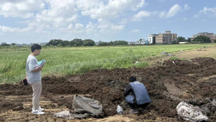 新豐農地堆置不明太空包散異味　竹縣府要求清除裁處