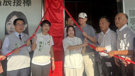 陳亭妃聯手議員參選人拚接棒　黃偉哲勉延續建設
